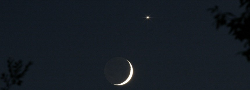 Conjunción Luna, Venus y Saturno visible hoy al anochecer